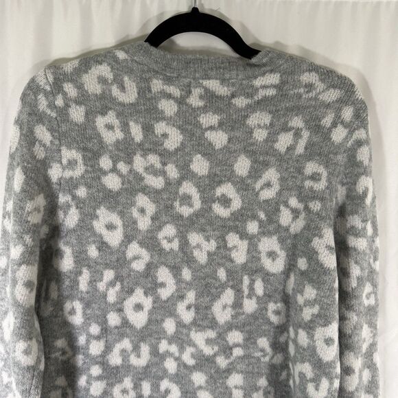 New Old Navy Sweater Women's Medium Grey Cheetah Print Crew Neck - Picture 8 of 9